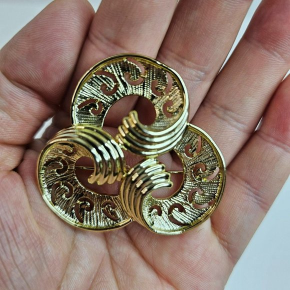 AJC American Jewelry Company Swirl Design Gold Tone Brooch Pin Marked - Picture 6 of 8